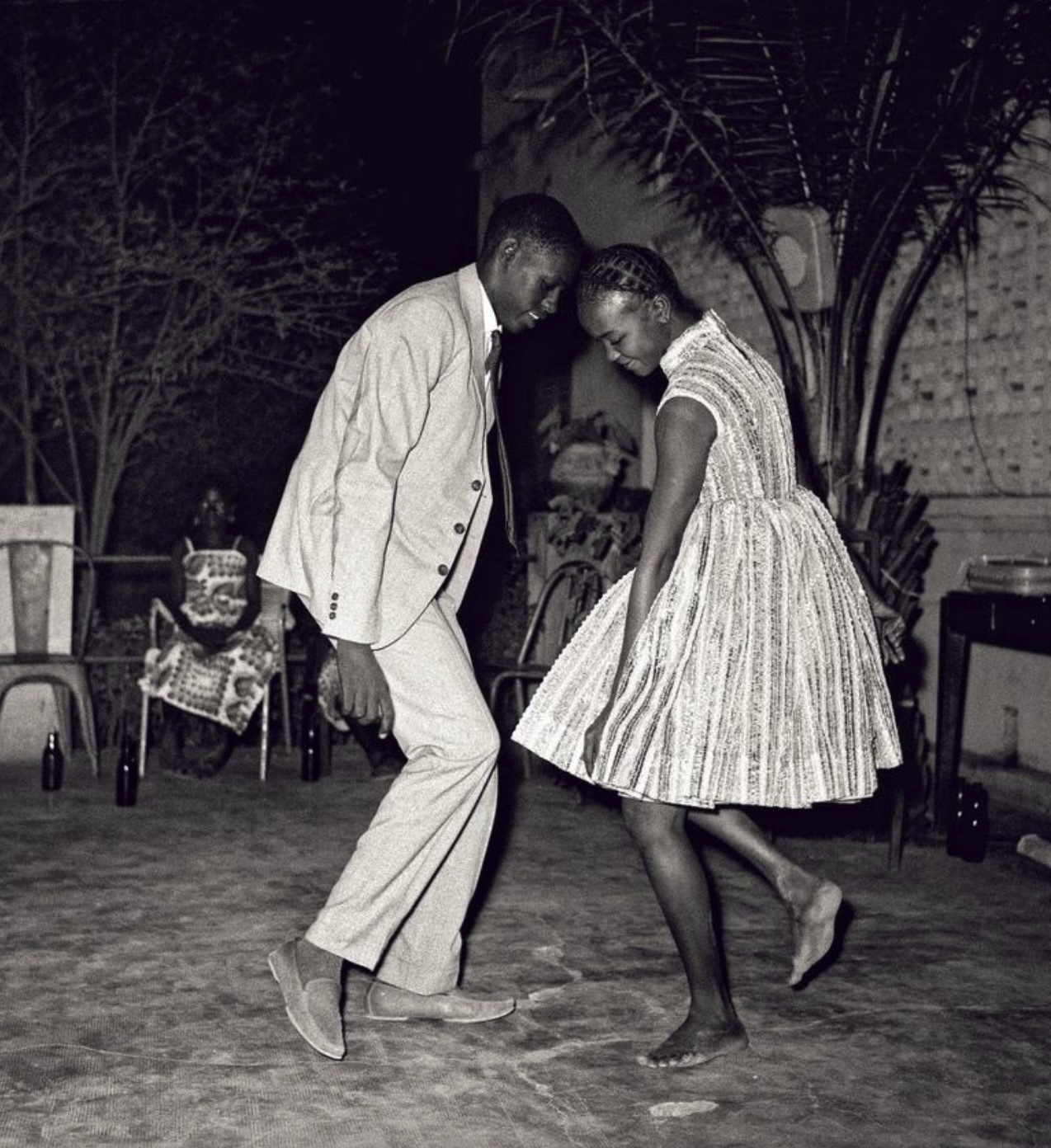 personnes qui dansent dans une brasserie