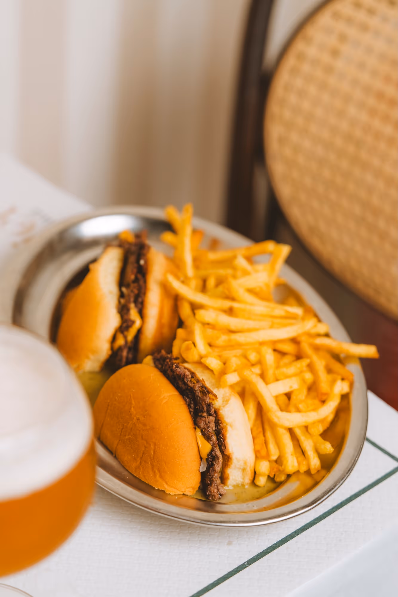 hamburger frite dans une assiette