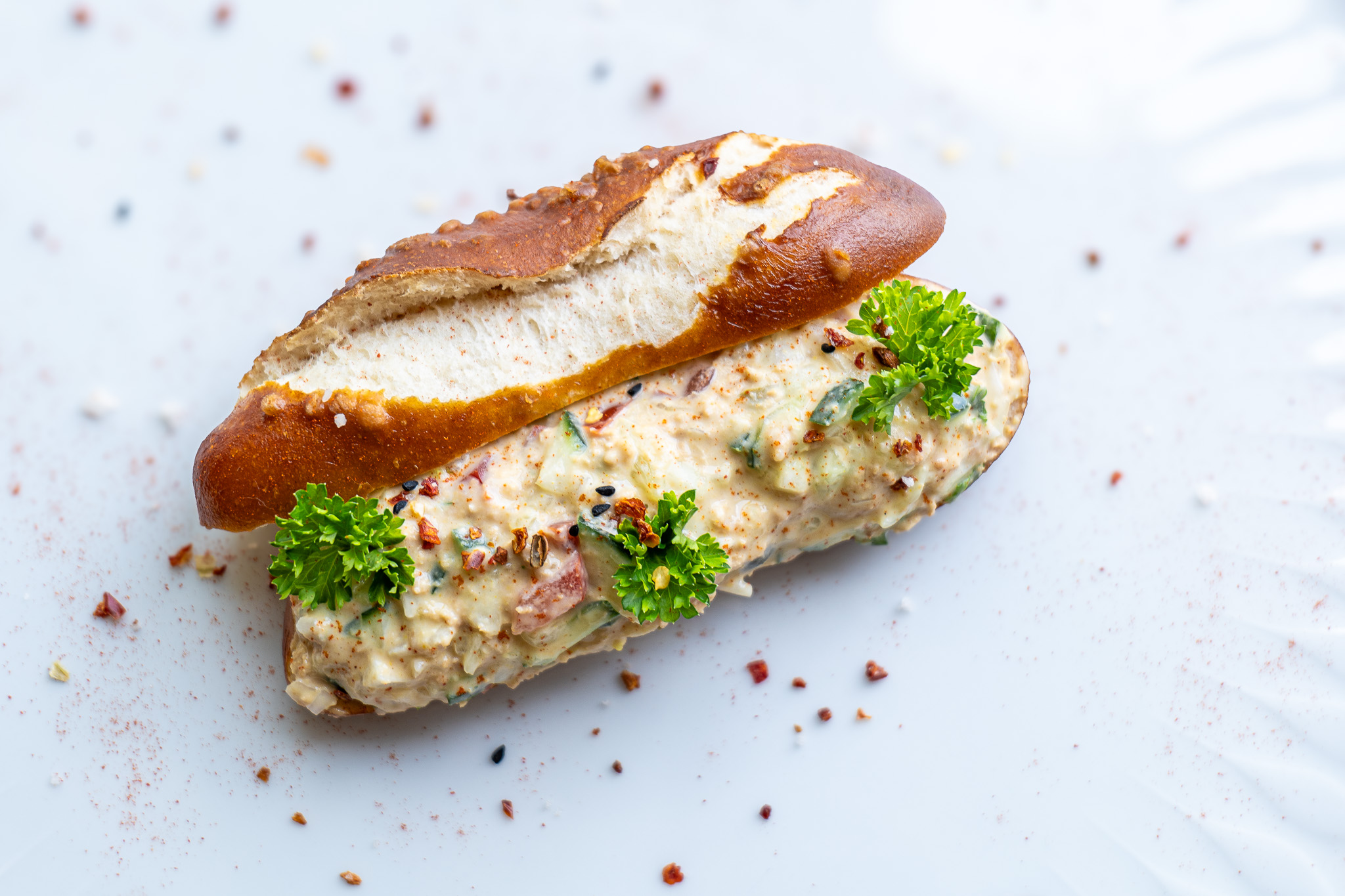 Ein Bild vom veganen Thun Spread von Wild Foods in Action auf einem Silserli Brötli.