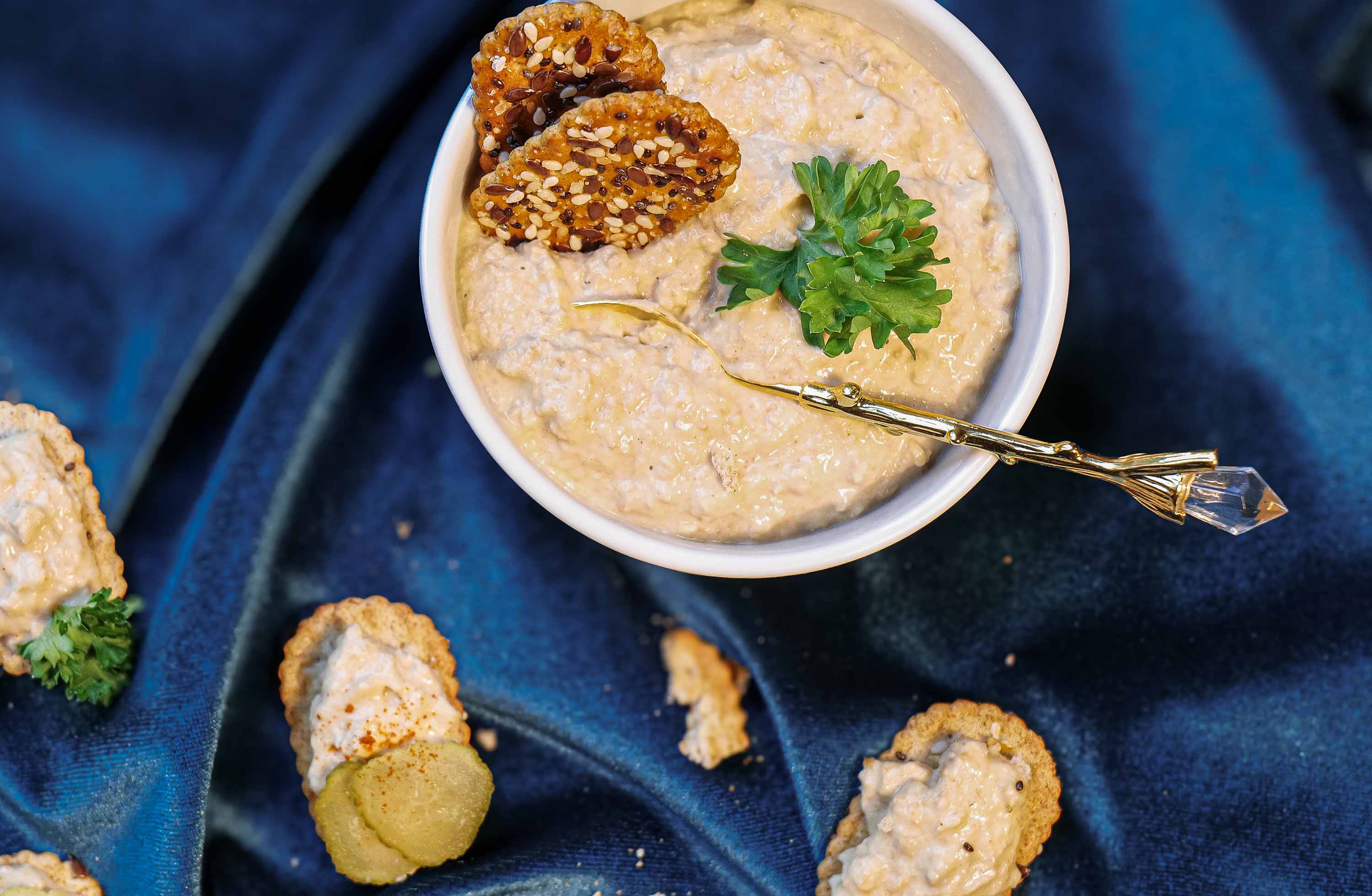 Ein verlockendes Bild zeigt ein Sandwich mit veganem Thun Spread aus Schweizer Bio Knospe Sellerie, eine aromatische Alternative zu Thon, die sowohl optisch als auch geschmacklich überzeugt. Dieser Thun Spread wird aus sorgfältig ausgewählten Zutaten hergestellt und entfaltet sein authentisches Aroma am besten in Kombination mit fein geschnittenen Schalotten und einigen Kapern. Ob auf einem Sandwich, Bagel, in einem Pastagericht, Sushi oder einer Bowl - dieser vegane Thun Spread sorgt für kulinarischen Genuss.