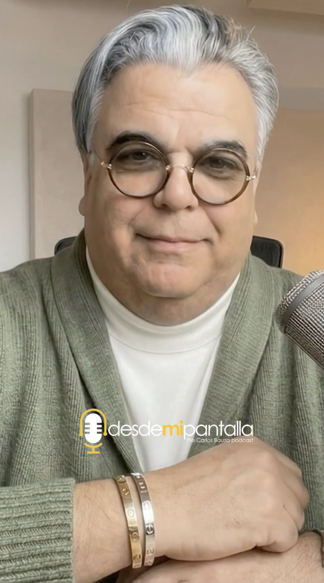 Carlos Bauza en estudio de podcast presentando el video corto 'Hacia un Nuremberg para Venezuela'