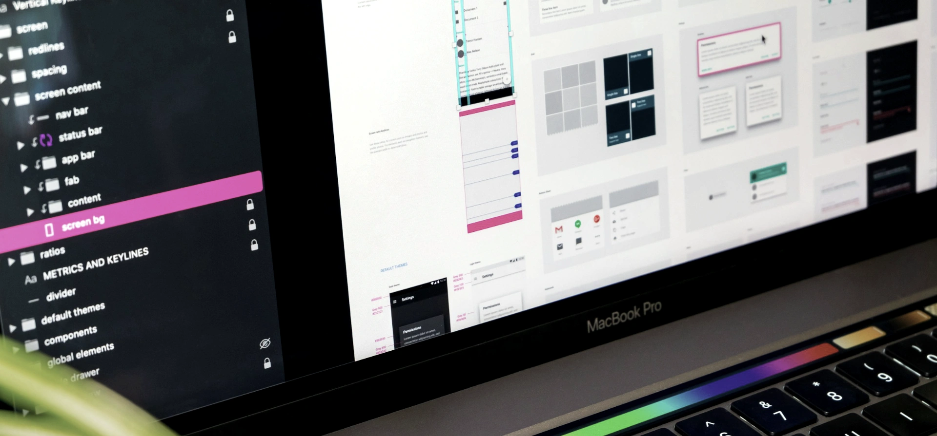 Digitálne rozhranie a návrhy webových systémov znázorňujúce strategickú prácu na weboch a brandingu.