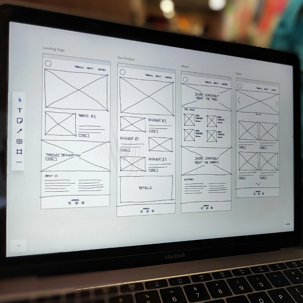 Digitálne šablóny a hotové webové komponenty zobrazené v rozhraní dizajnového nástroja.
