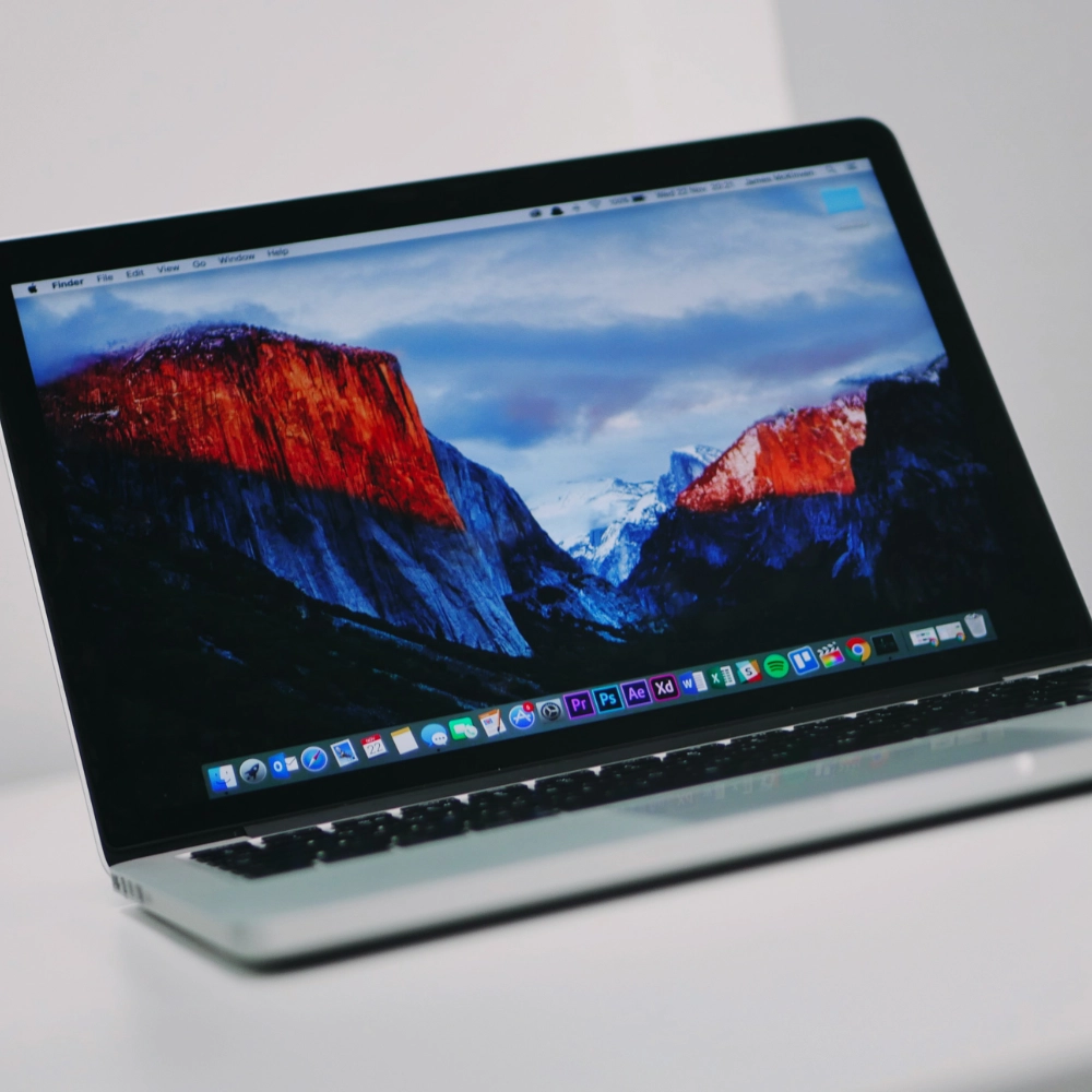 Notebook zobrazujúci hotovú webovú stránku ako ukážku funkčnosti a finálneho výstupu.