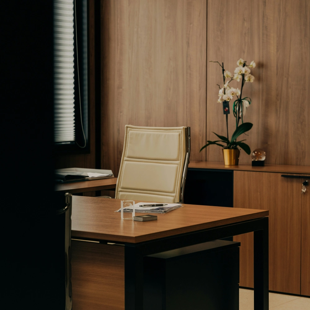 Minimalistický pracovný priestor ako symbol realizácie a precízneho výkonu webovej služby.