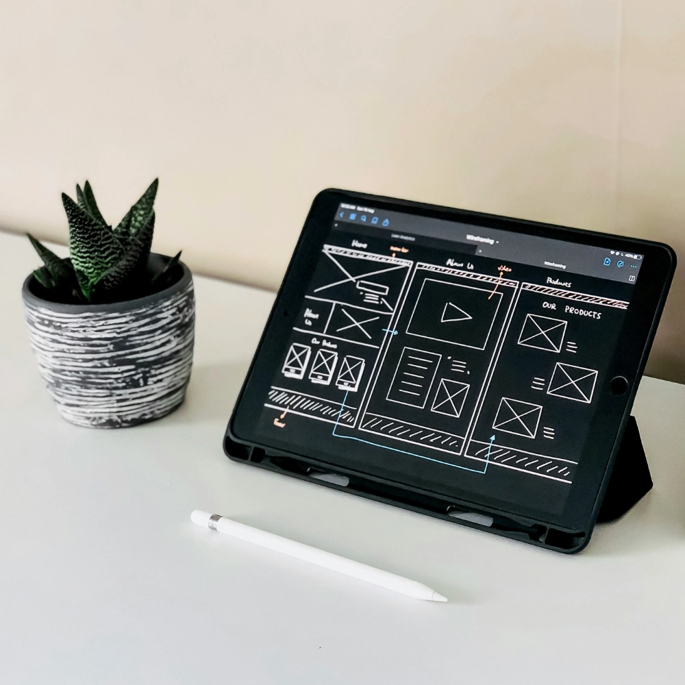 Tablet so schematickým návrhom webovej stránky znázorňujúci proces a fungovanie služby.