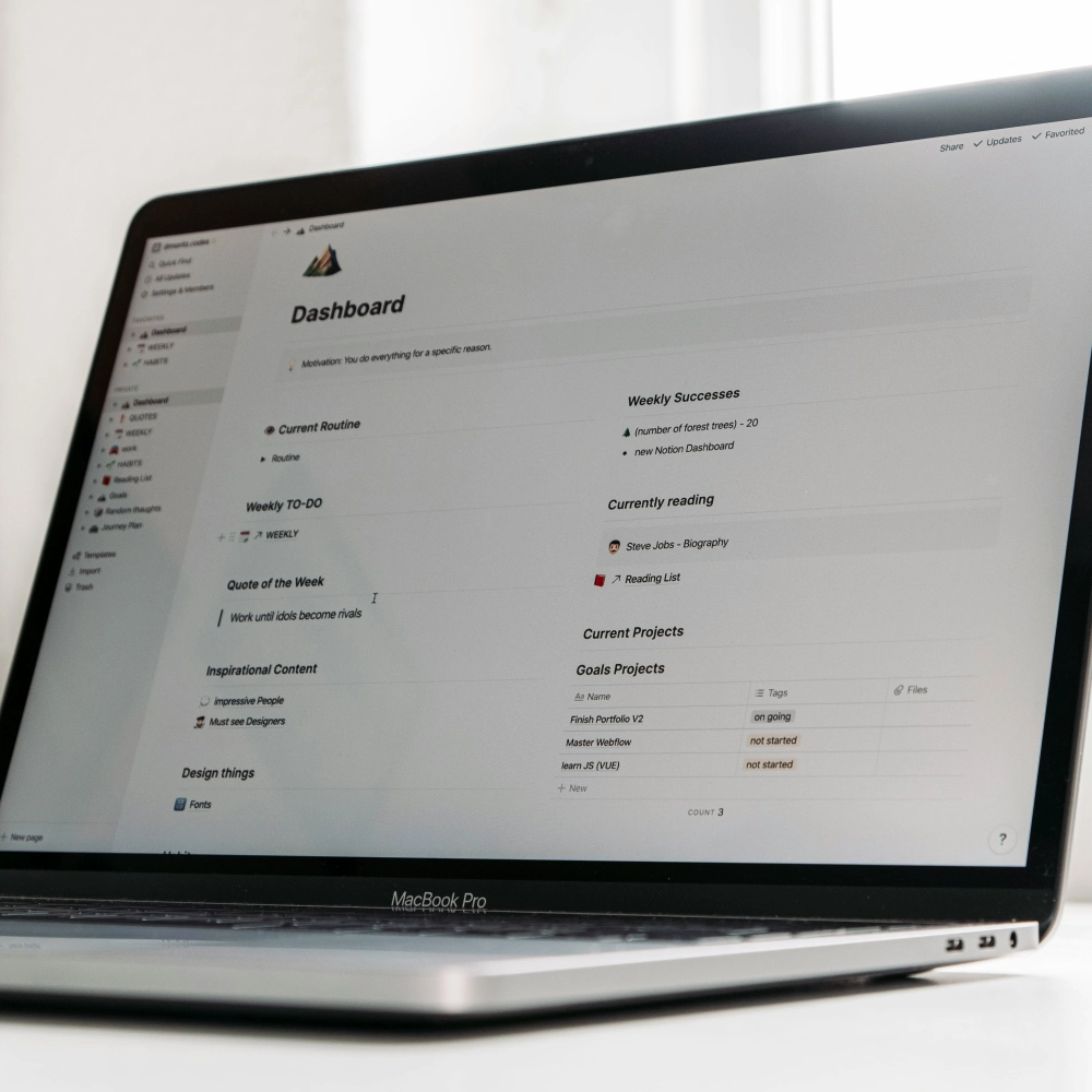 Notebook s administračným rozhraním e-shopu znázorňujúci správu produktov, objednávok a obsahu.