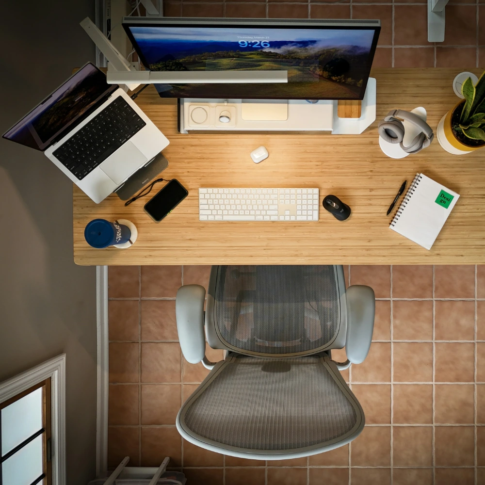 Pracovný stôl zhora s počítačom a poznámkami, znázorňujúci strategickú analýzu a plánovanie v rámci auditu webu alebo značky.