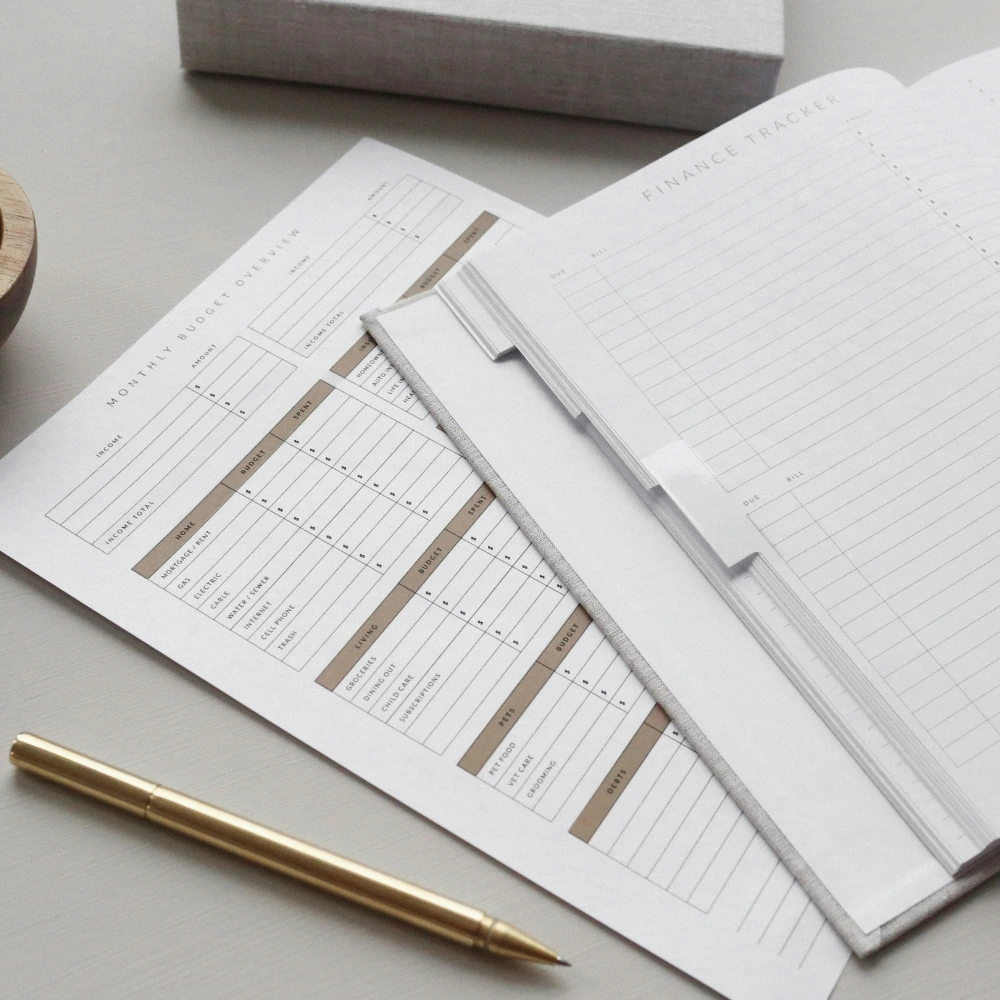 Otvorený dokument s vyznačenými pasážami a perom, symbolizujúci detailnú analýzu, audit a prácu s obsahom webu alebo značky.