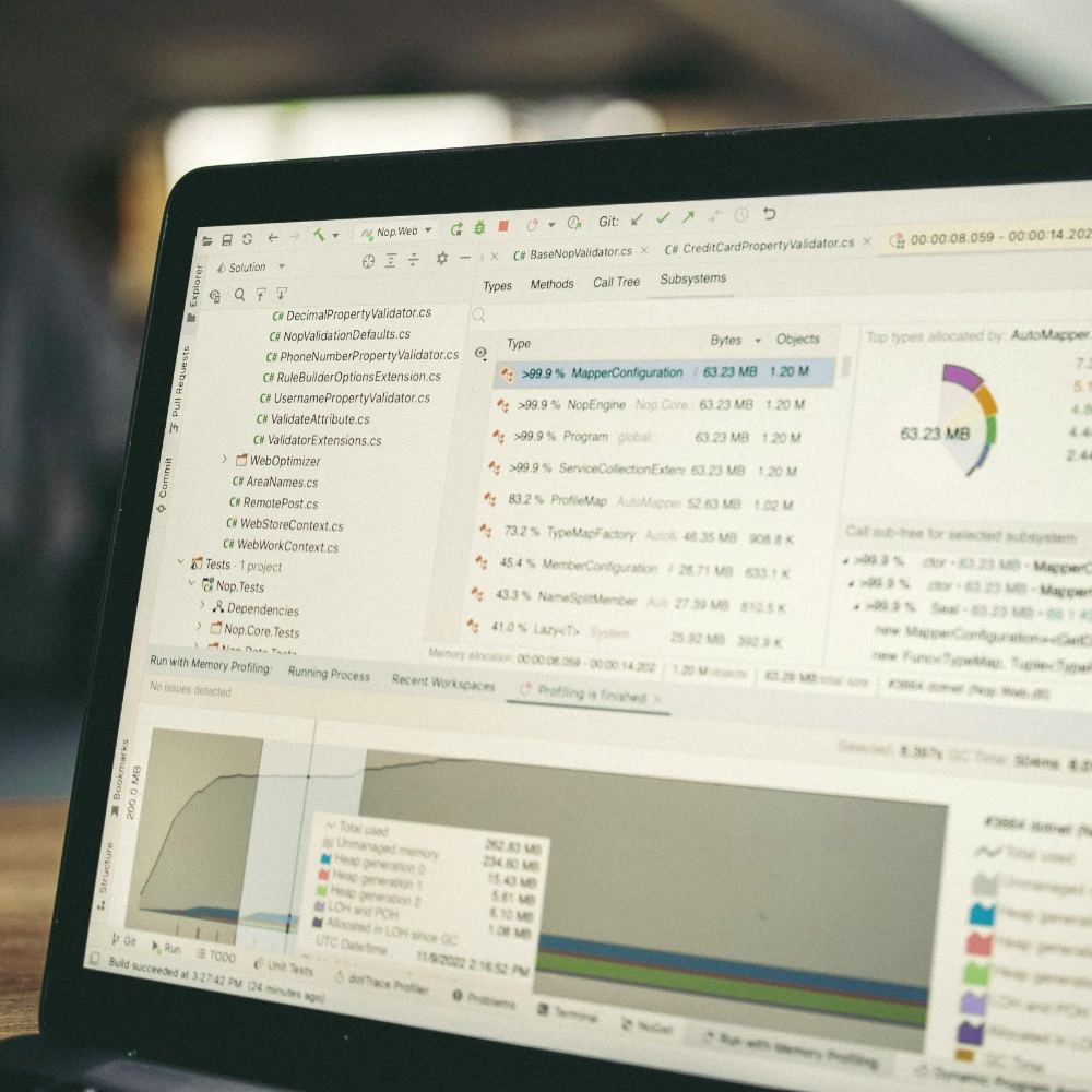 Obrazovka s analytickým softvérom a dátami, zobrazujúca meranie výkonu, analýzu webu a vyhodnocovanie dát pre strategické rozhodovanie.