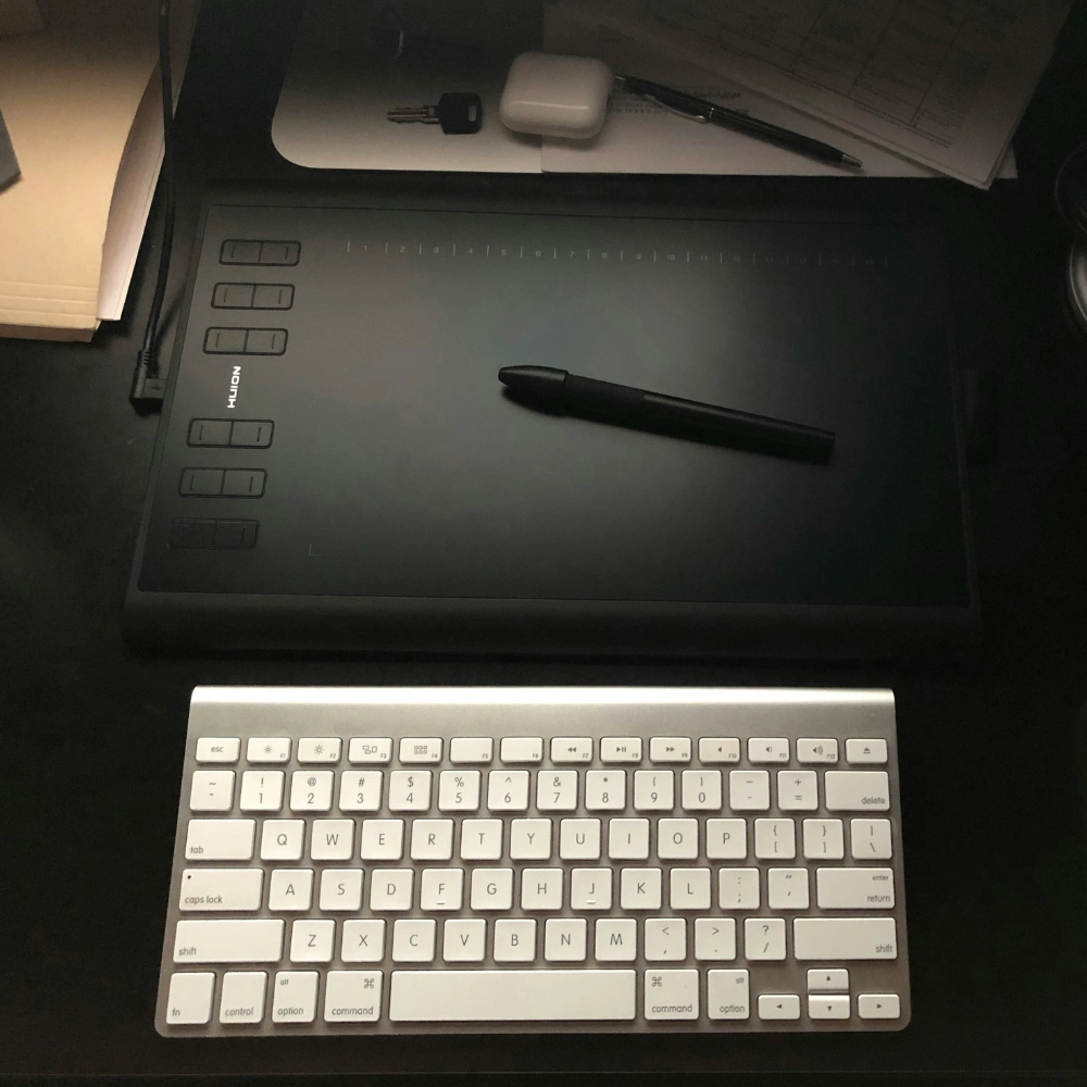 Pracovný stôl s digitálnym tabletom, klávesnicou a perom ako symbol fázy ujasnenia smeru, cieľov a rozhodnutí pred návrhom riešenia.