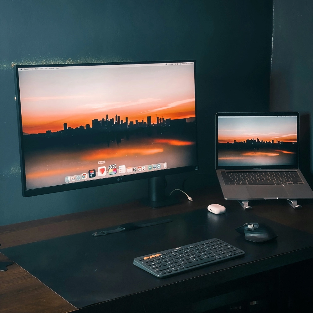 Pracovné digitálne prostredie s monitorom a notebookom ako vizuálny symbol realizačnej fázy spolupráce, kde sa stratégia premieňa na funkčný web a konkrétne riešenia.