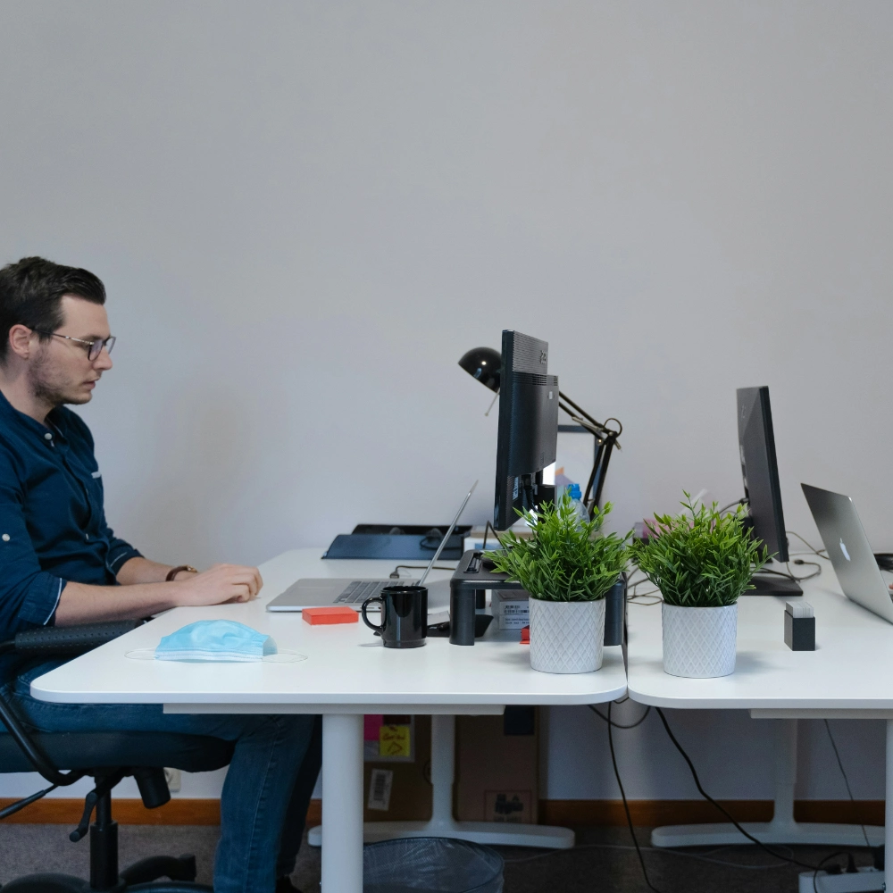 Pracovné stretnutie v štúdiovom prostredí počas priebežnej spolupráce, kde sa riešia detaily, postup a aktuálny stav projektu v digitálnom tíme.