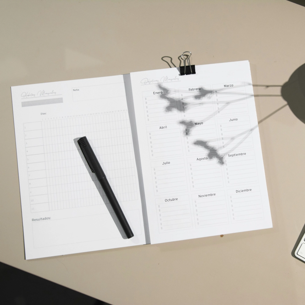 Otvorený pracovný zápisník s poznámkami a perom na stole, symbolizujúci transparentnú spoluprácu, jasnú dokumentáciu a otvorenú komunikáciu počas projektu.