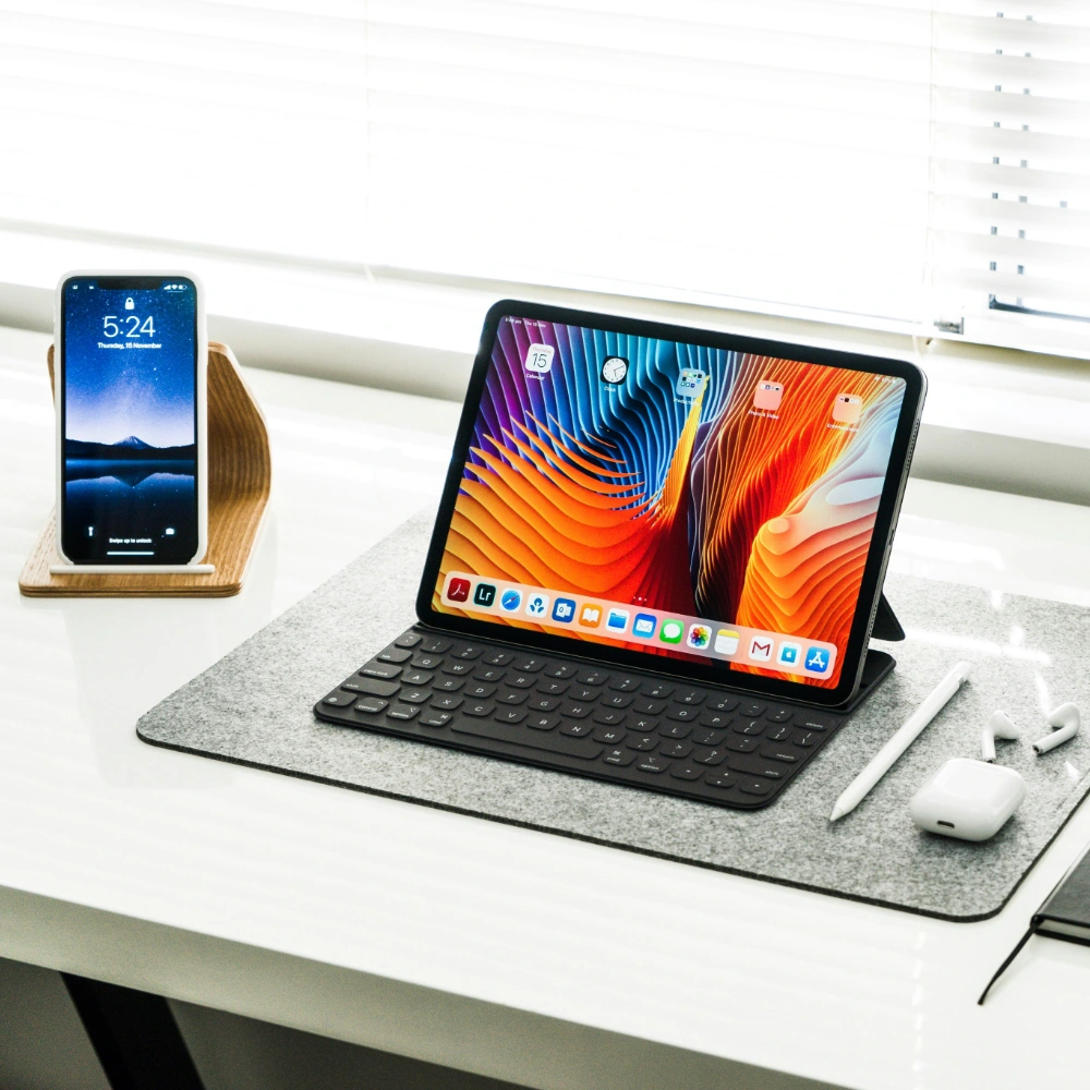 Minimalistické pracovisko digitálneho štúdia zamerané na precíznosť a poriadok