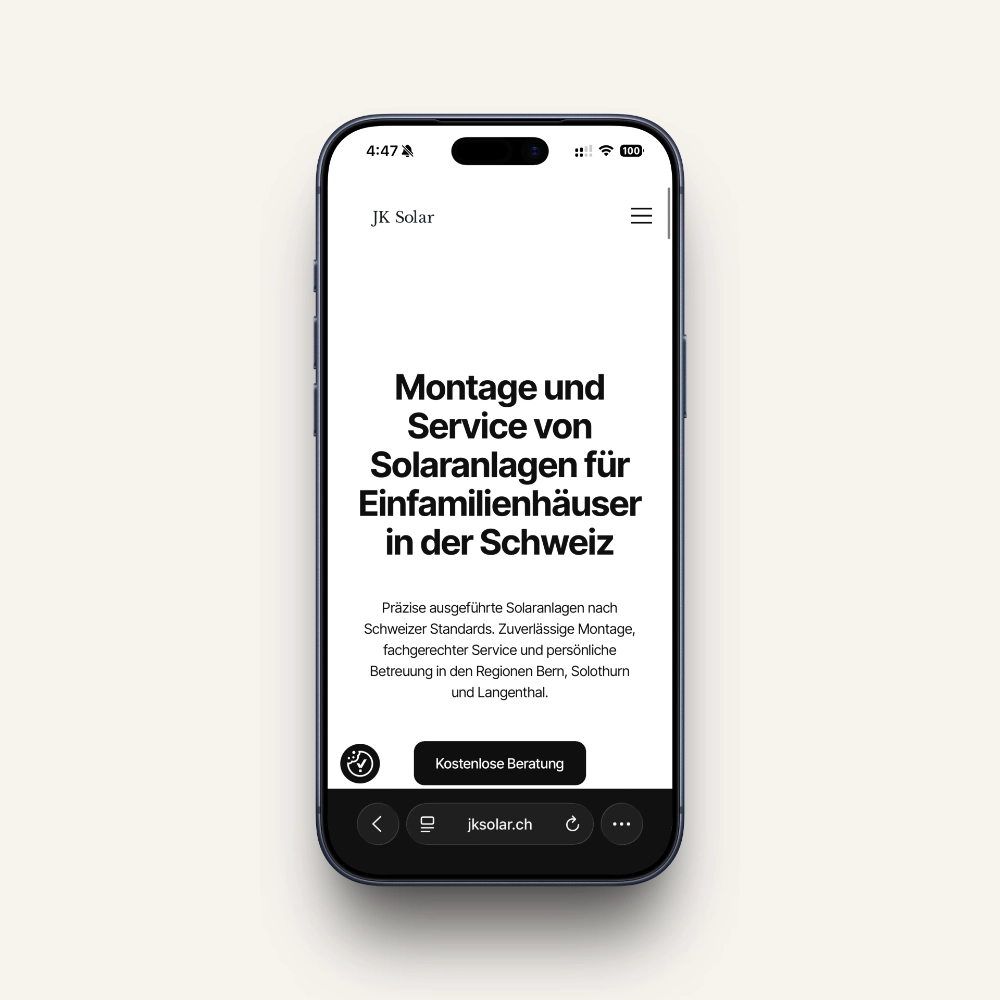 JK Solar web- mobilná verzia s nadpisom o montáži solárnych panelov pre rodinné domy.