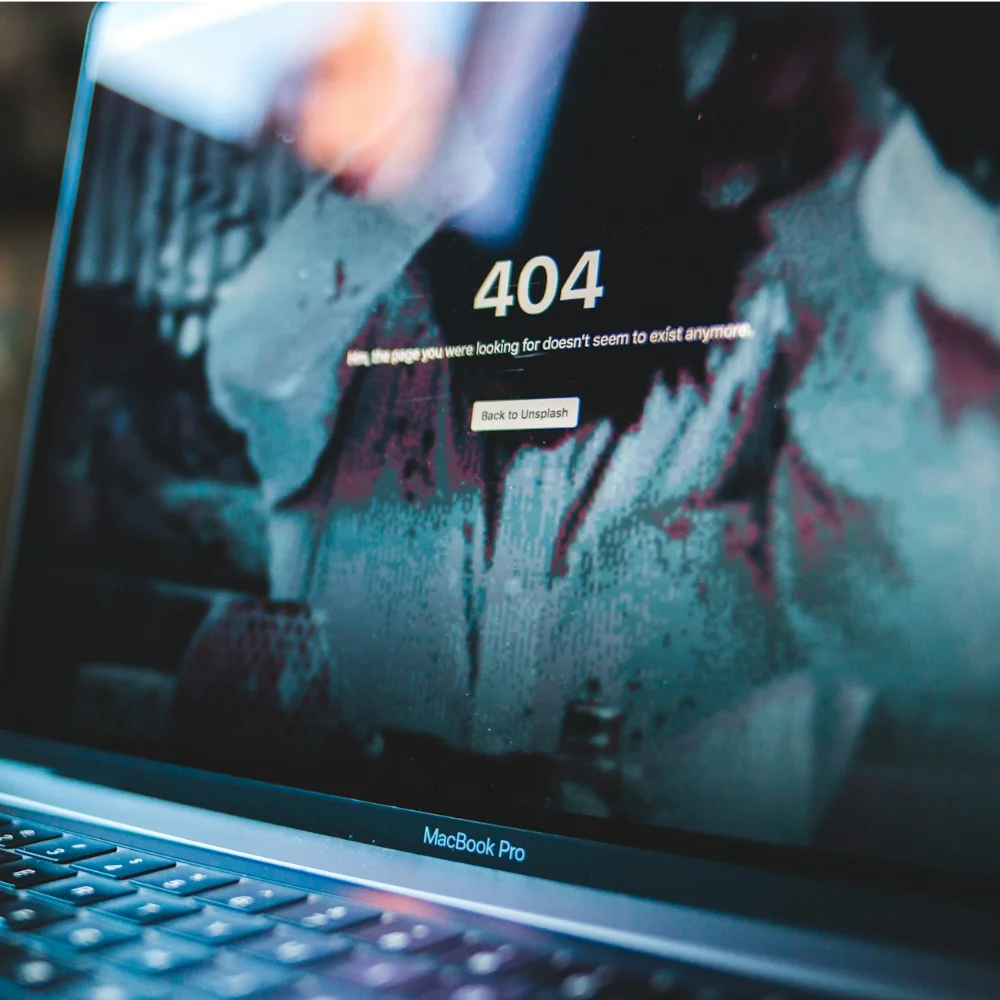 Chyba 404 na obrazovke notebooku — problém so štruktúrou webovej stránky