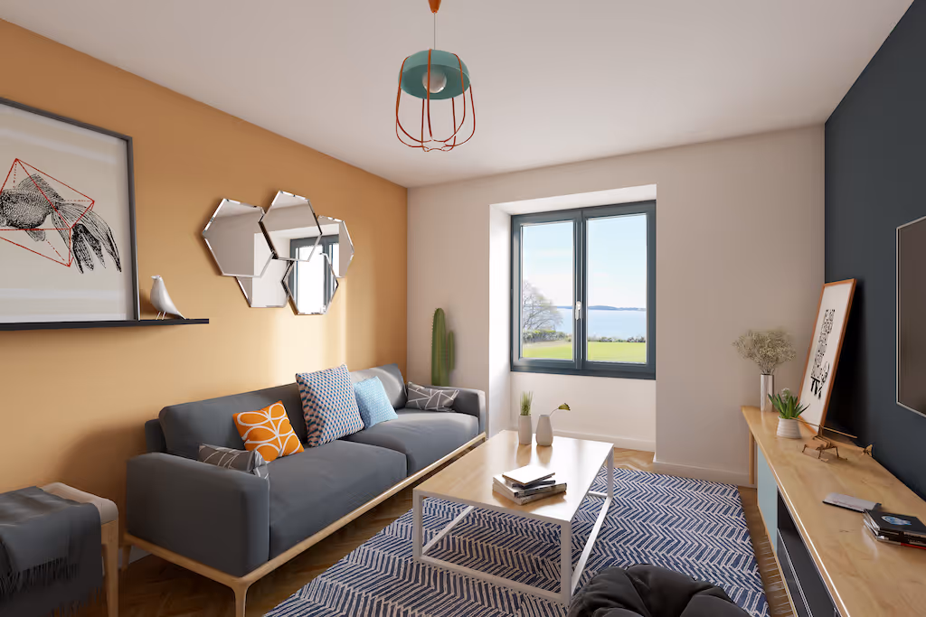 Salon moderne avec canapé gris, coussins colorés, table basse en bois, miroir hexagonal sur le mur orange et fenêtre donnant sur un paysage verdoyant.