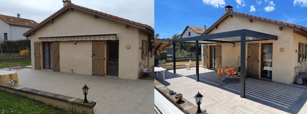 Photo comparative avant et après montrant une maison avec une terrasse vide transformée en une terrasse avec une pergola moderne en métal noir et une table colorée.