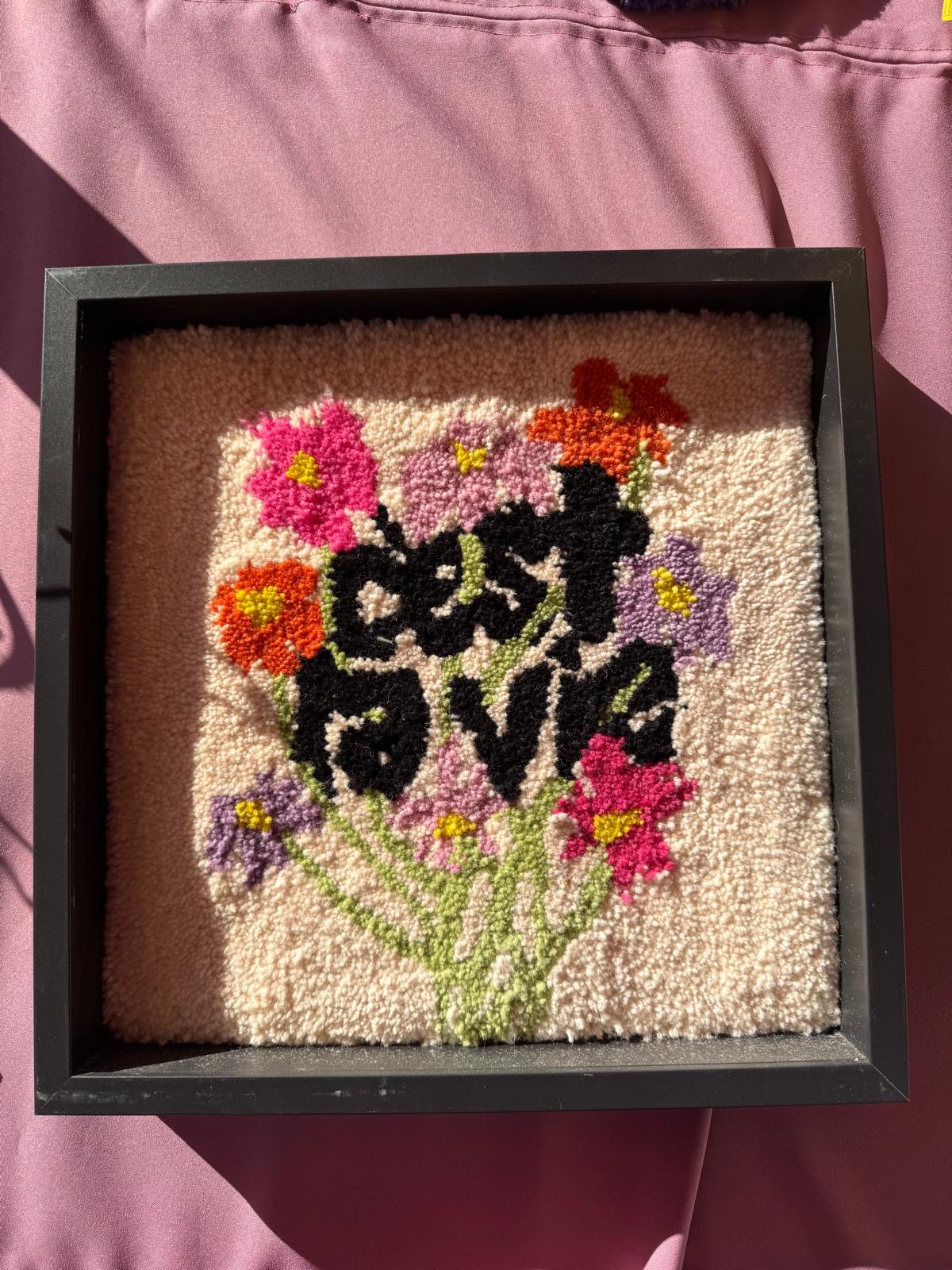 Tuften schilderij C'est la vie