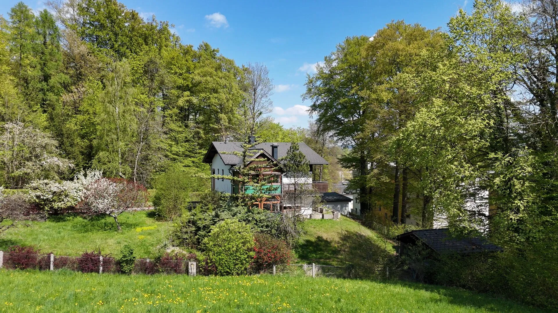 Zwei Wohnungen. Ein Haus. Und Platz für das, was einem wirklich wichtig ist.