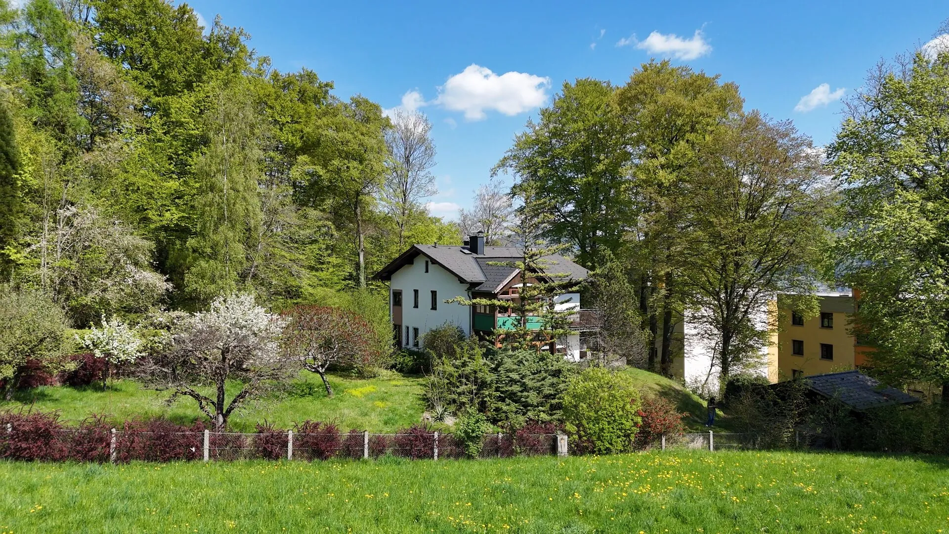 Zwei Wohnungen. Ein Haus. Und Platz für das, was einem wirklich wichtig ist.