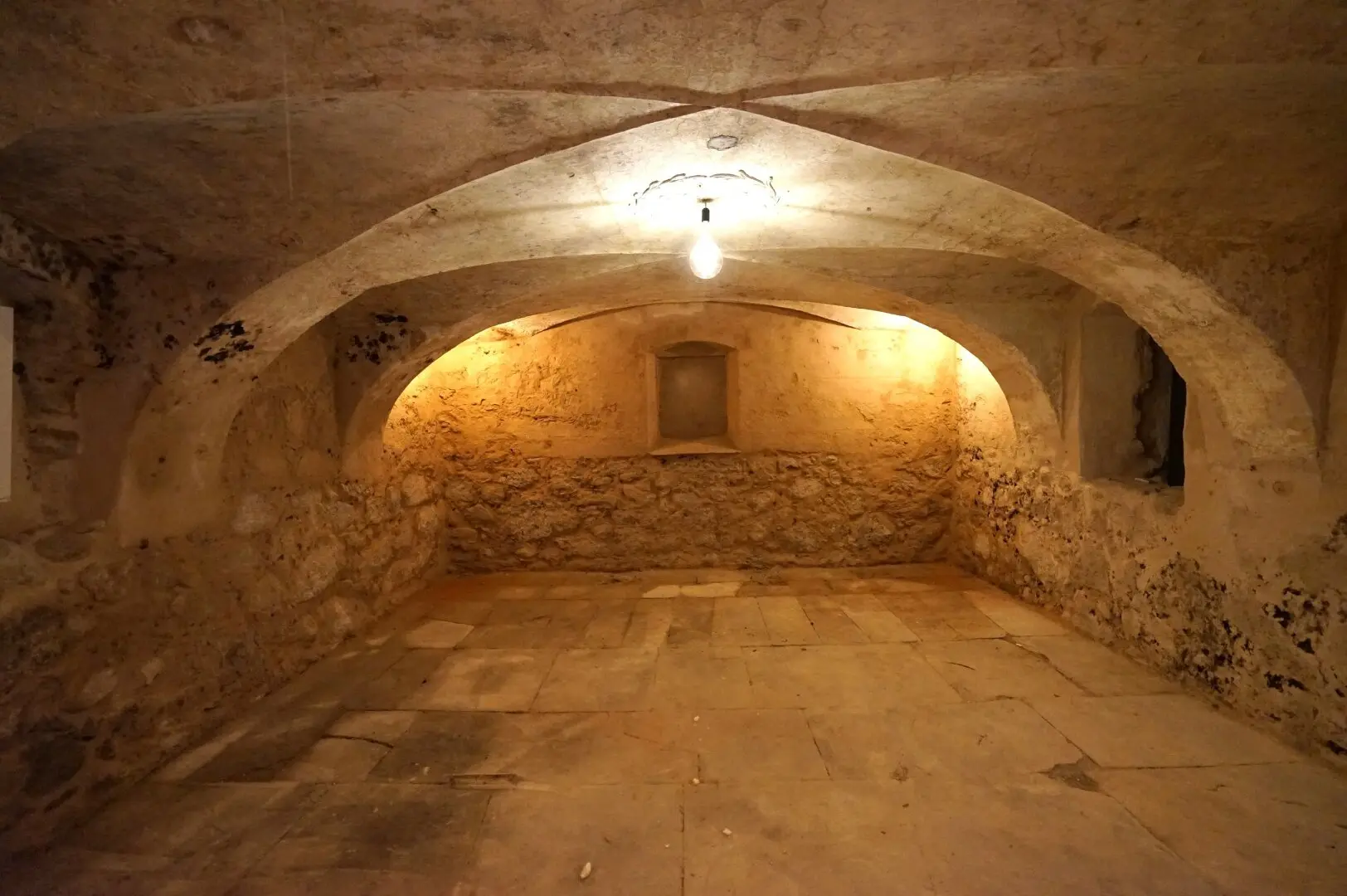 Historischer Keller mit Geschichte und Stil.