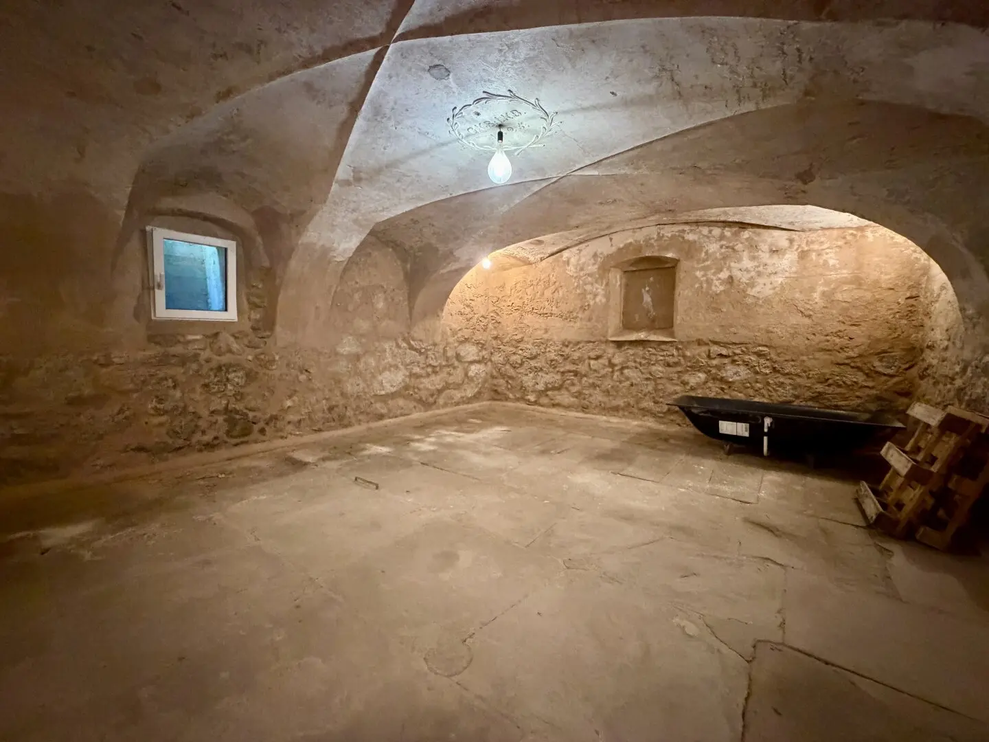 Historischer Keller mit Geschichte und Stil.