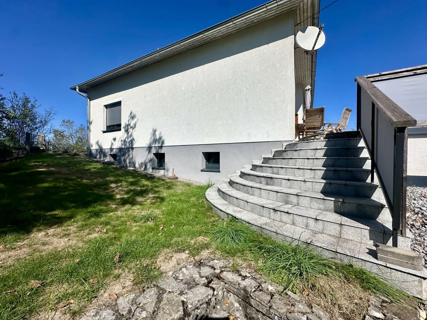 Großzügiges Haus mit Garten, Terrasse & Garage