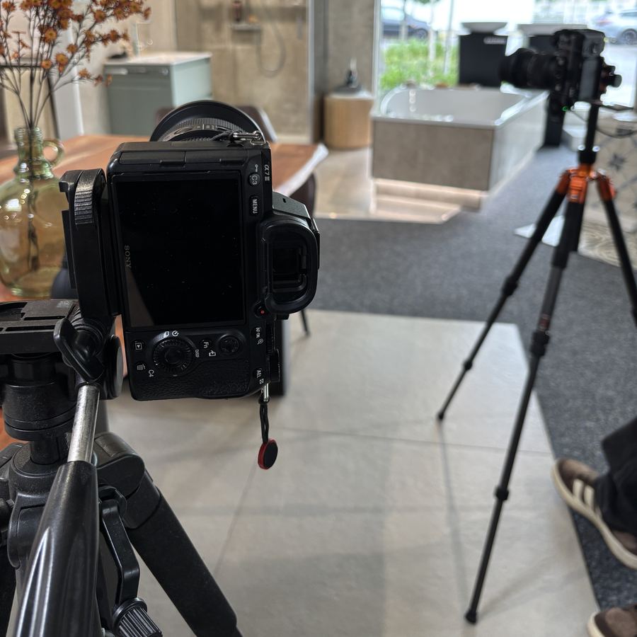 Zwei Kameras auf Stativen bei einem Videodreh im Showroom