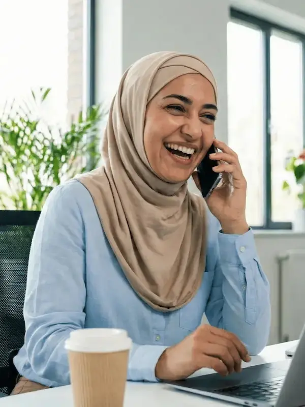 Conseillère dédiée répondant aux questions sur la création d'entreprise en Algérie