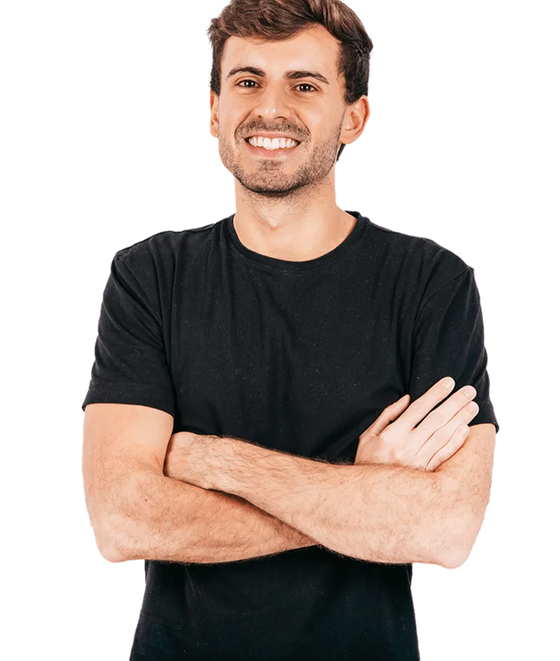 Bild des Playbook Autors mit verschränkten Armen, grinsend in die Kamera