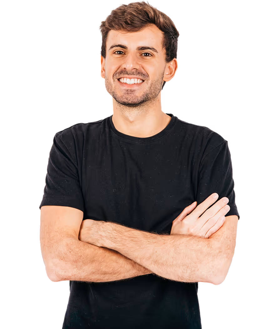 Bild des Playbook Autors mit verschränkten Armen, grinsend in die Kamera