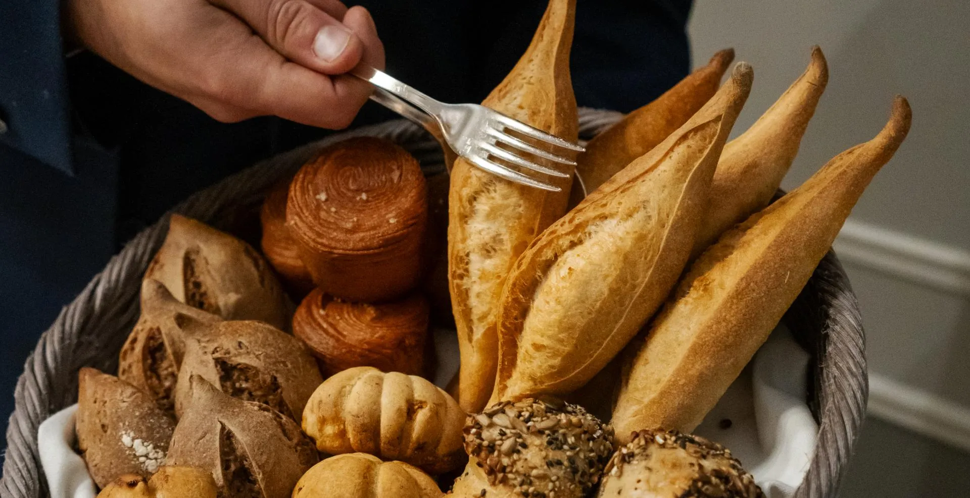 Selezione di pane artigianale servito durante un'esperienza gastronomica della Beauvallon Collection.