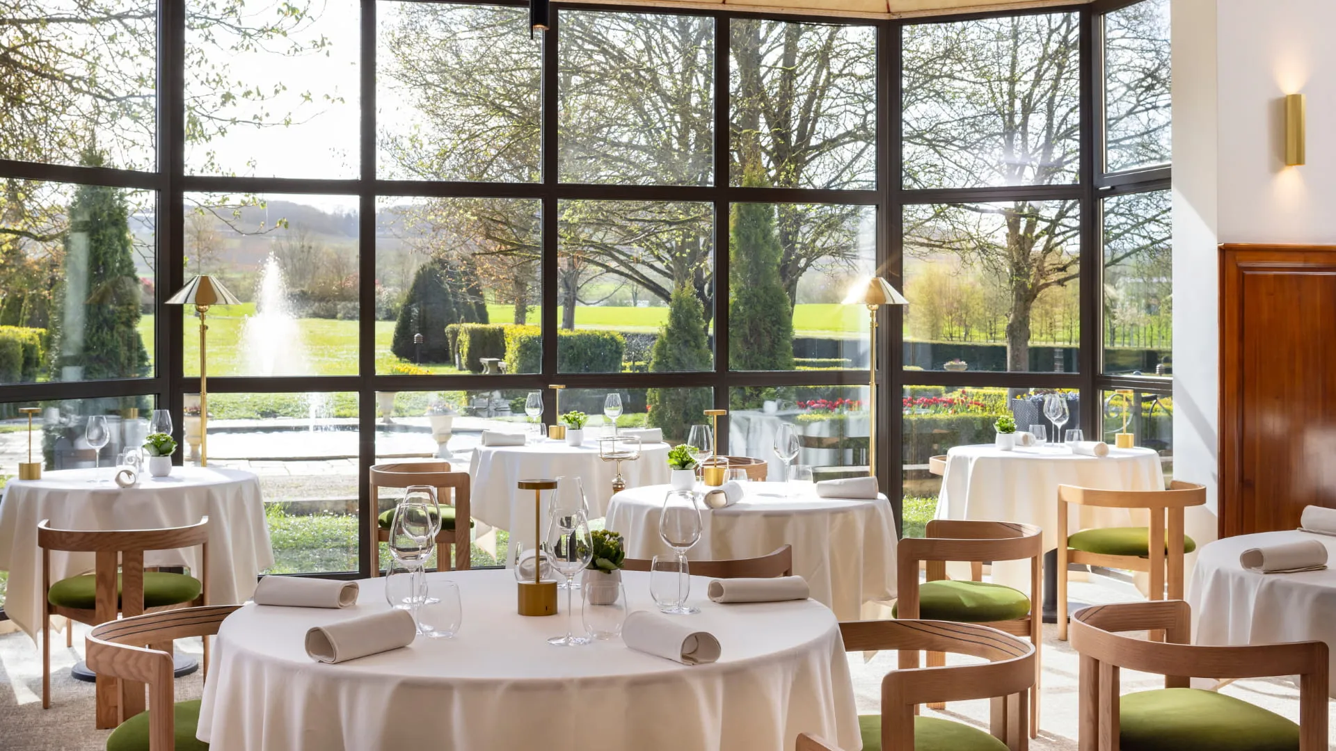Sala ristorante gourmet presso l'Hostellerie Briqueterie & Spa, Relais & Châteaux a Épernay en Champagne.