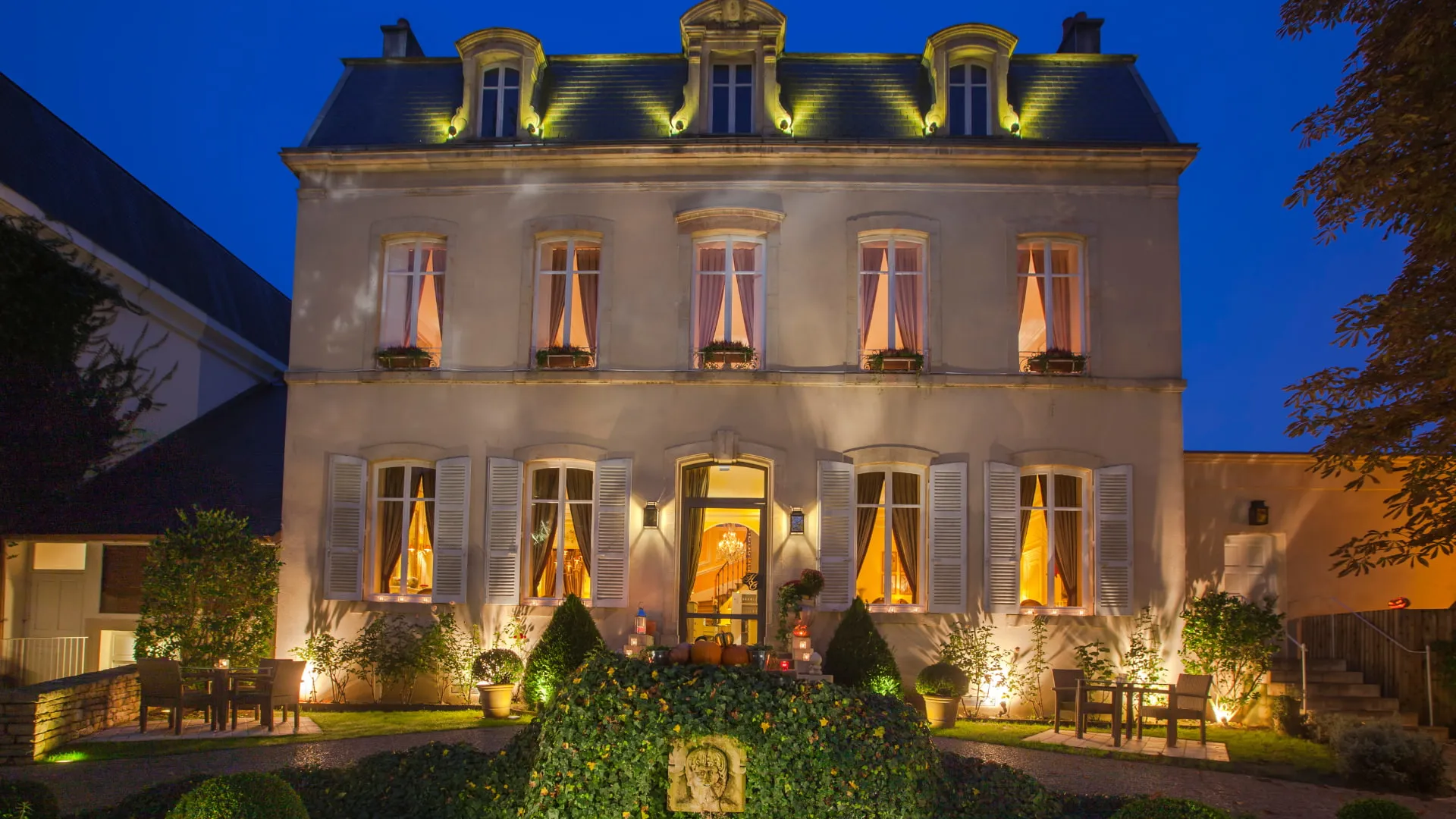Ingresso all'hotel Hostellerie Cèdre & Spa, Relais & Châteaux a Beaune in Borgogna.