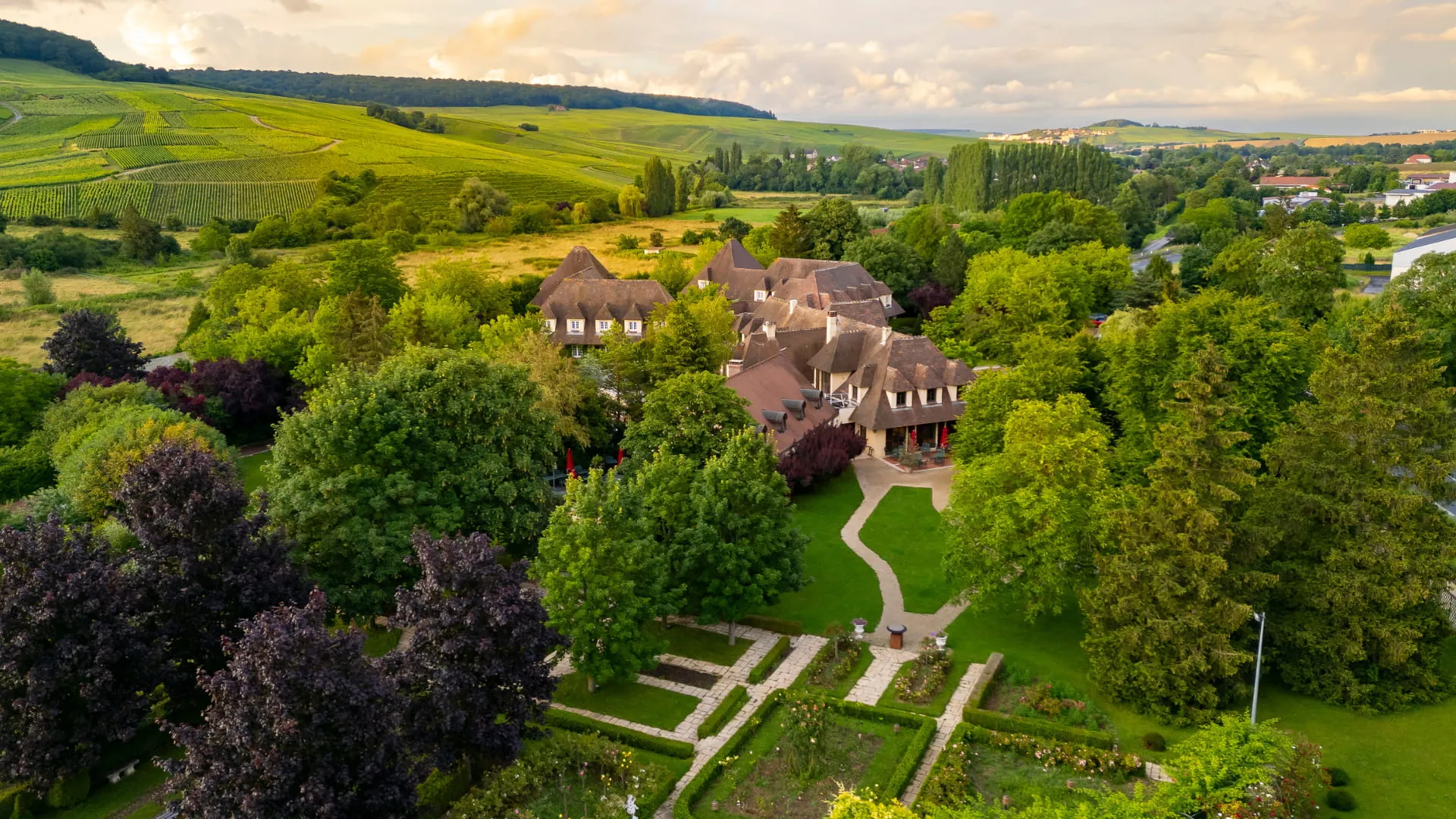 Tenuta alberghiera Beauvallon Collection circondata da vigneti e paesaggi naturali.