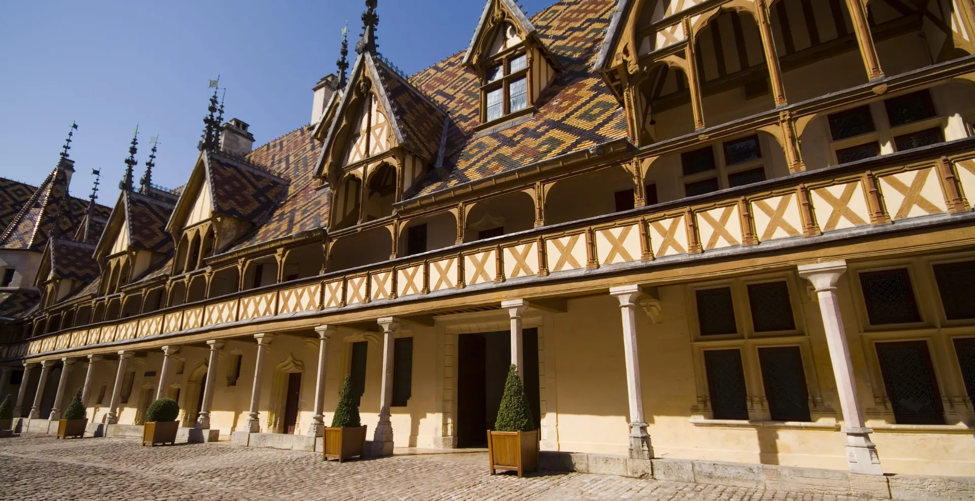 Scopri gli Hospices de Beaune durante un'esperienza culturale offerta da Beauvallon Collection.