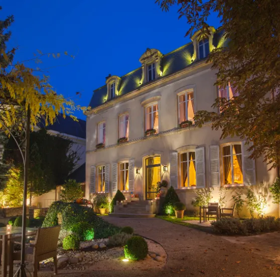 Maison Cèdre è illuminata di notte all'Hostellerie Cèdre & Spa, un hotel Relais & Châteaux a Beaune in Borgogna.