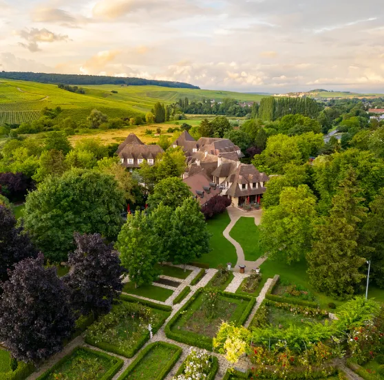 Luftaufnahme der Hostellerie Briqueterie & Spa in der Champagne, die der Beauvallon Collection-Gruppe in der Nähe von Épernay gehört.