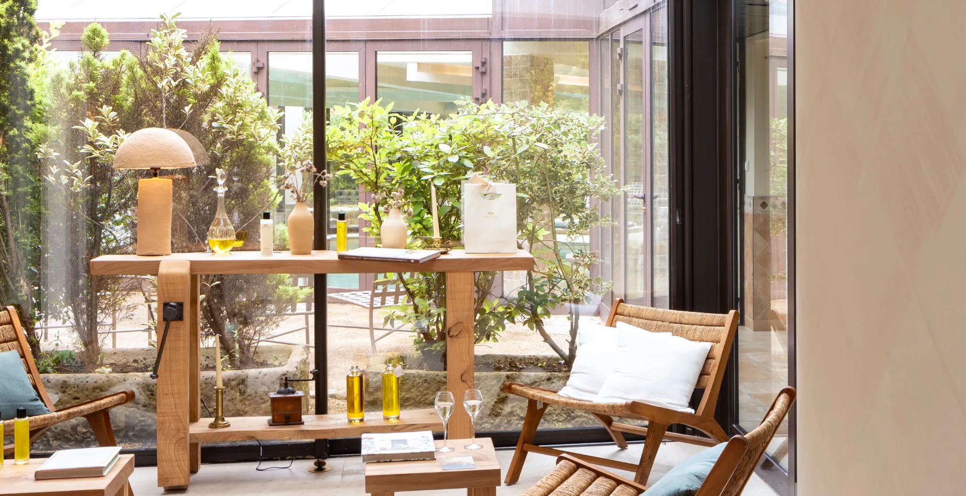 Zona relax all'aperto presso l'Hostellerie Cèdre & Spa con vista sui vigneti della Borgogna.