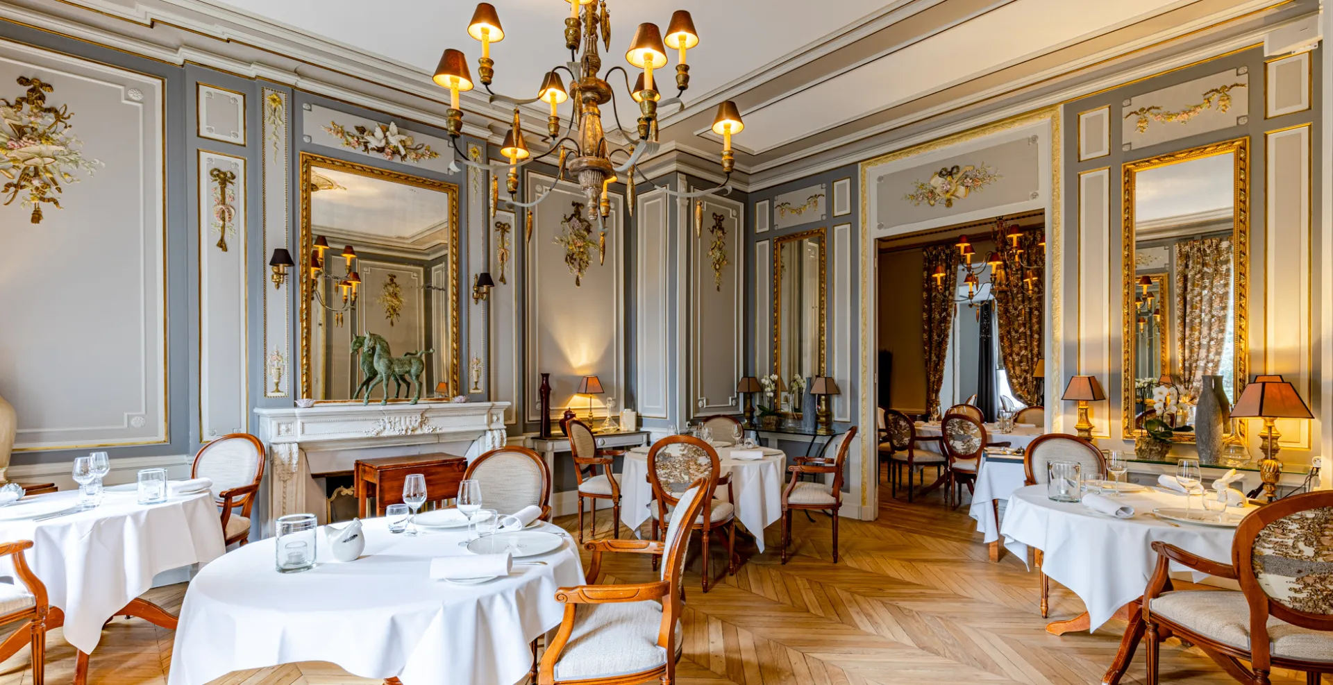 Sala del ristorante gastronomico Le Clos du Cèdre a Beaune, indirizzo Relais & Châteaux in Borgogna.