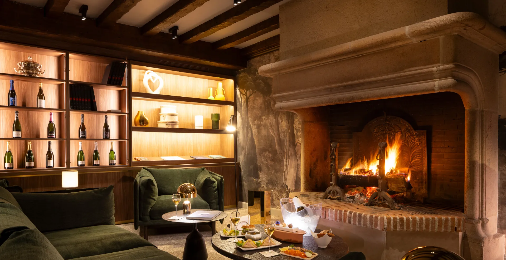 Accogliente bar con caminetto presso l'Hostellerie Briqueterie & Spa, un hotel Relais & Châteaux in Champagne vicino a Épernay.