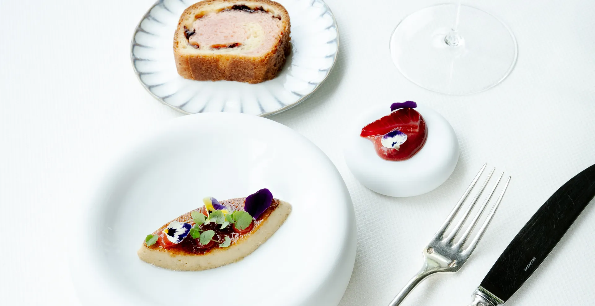Raffinato piatto gourmet servito durante un'esperienza culinaria offerta da Beauvallon Collection.