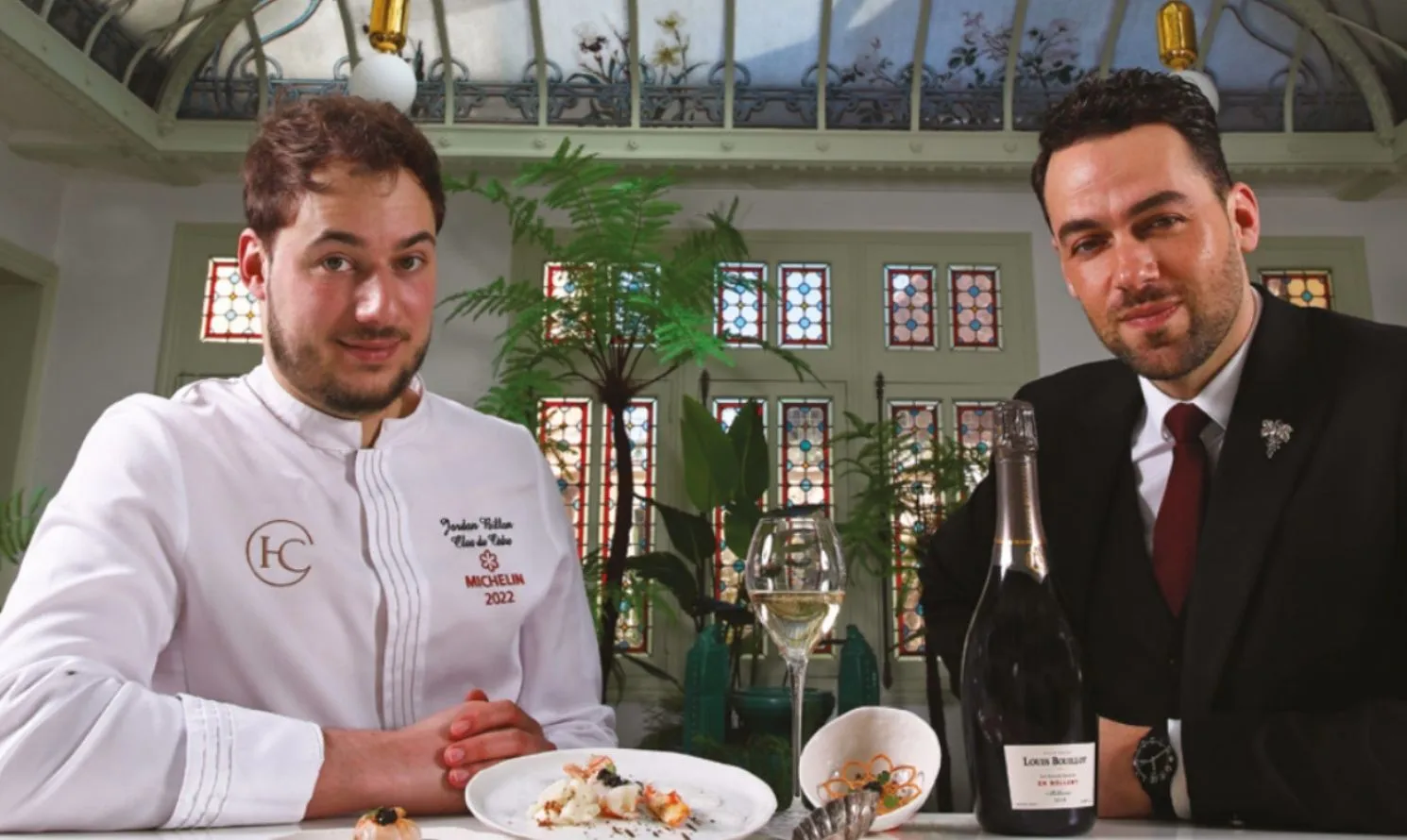 Copas de Crémant Louis Bouillot servidas durante una degustación en Borgoña, cerca de los establecimientos del grupo Beauvallon Collection.