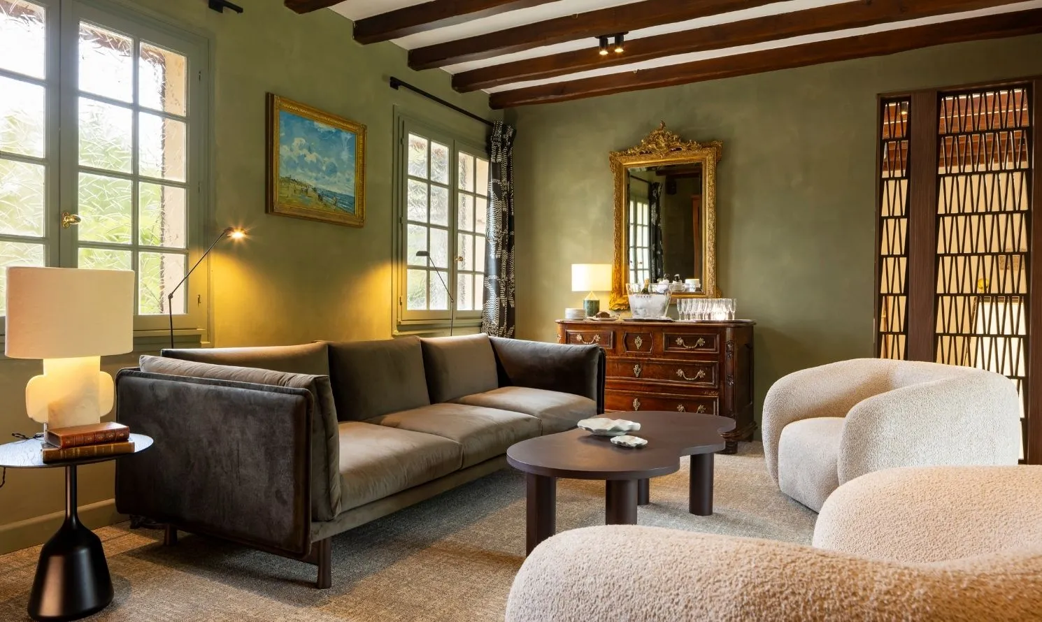 Lounge refinado no Hostellerie La Briqueterie & Spa em Champagne.