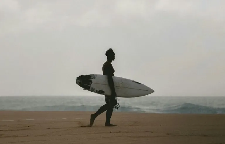 Introduzione al surf sulle spiagge di Cap Ferret, un'attività vicina alle proprietà del gruppo Beauvallon Collection.