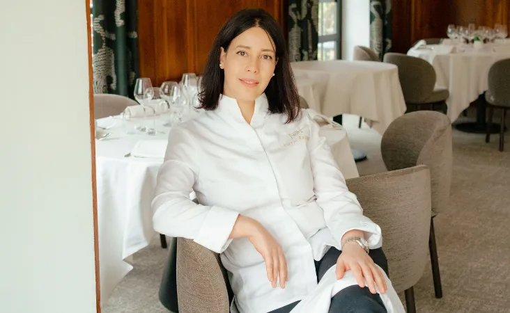 Lo chef Nawal Rezagui nella sala da pranzo del ristorante gastronomico Le Clos du Cèdre a Beaune.