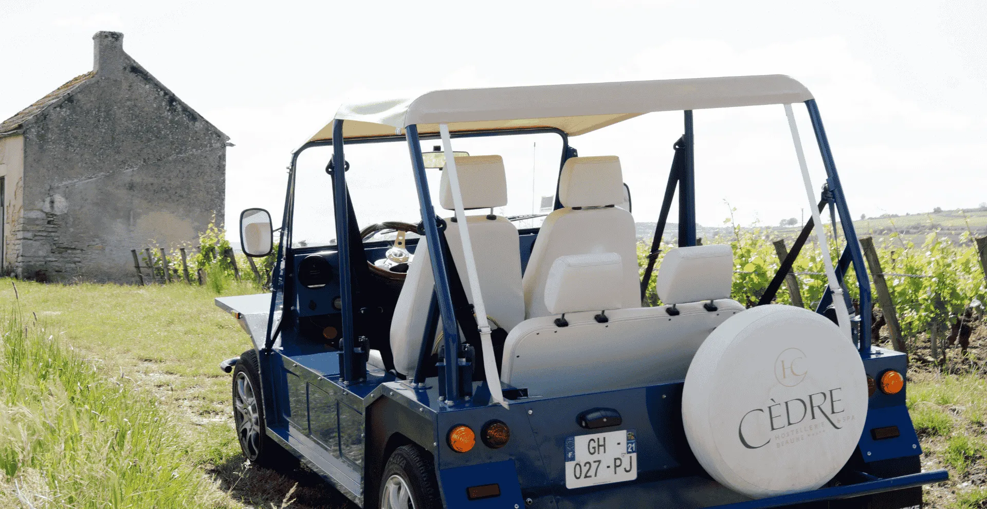 Veicolo convertibile nei vigneti durante un'esperienza enoturistica offerta da Beauvallon Collection.