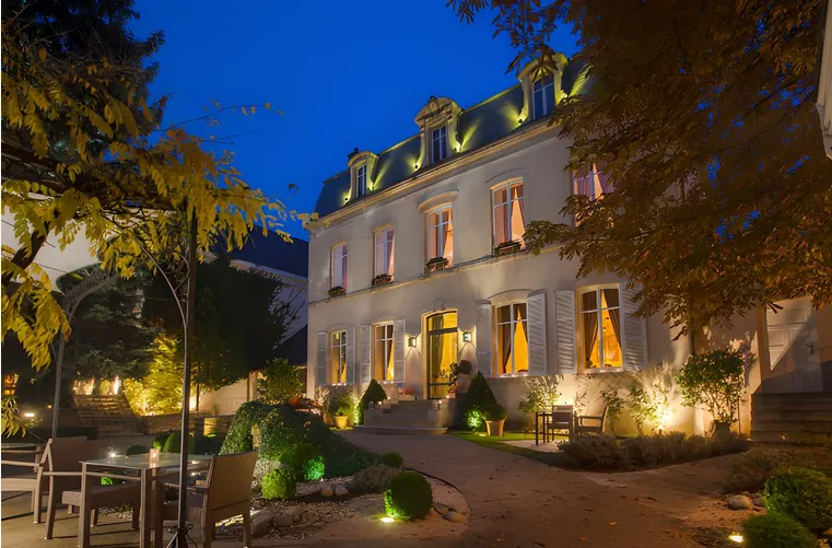 Facciata illuminata dell'Hostellerie Cèdre & Spa a Beaune, un hotel Relais & Châteaux a Borgogna.